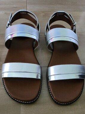 Naturalizer Kelsie Silver Leather Flat Sandals Size 5M Worn Once With Box